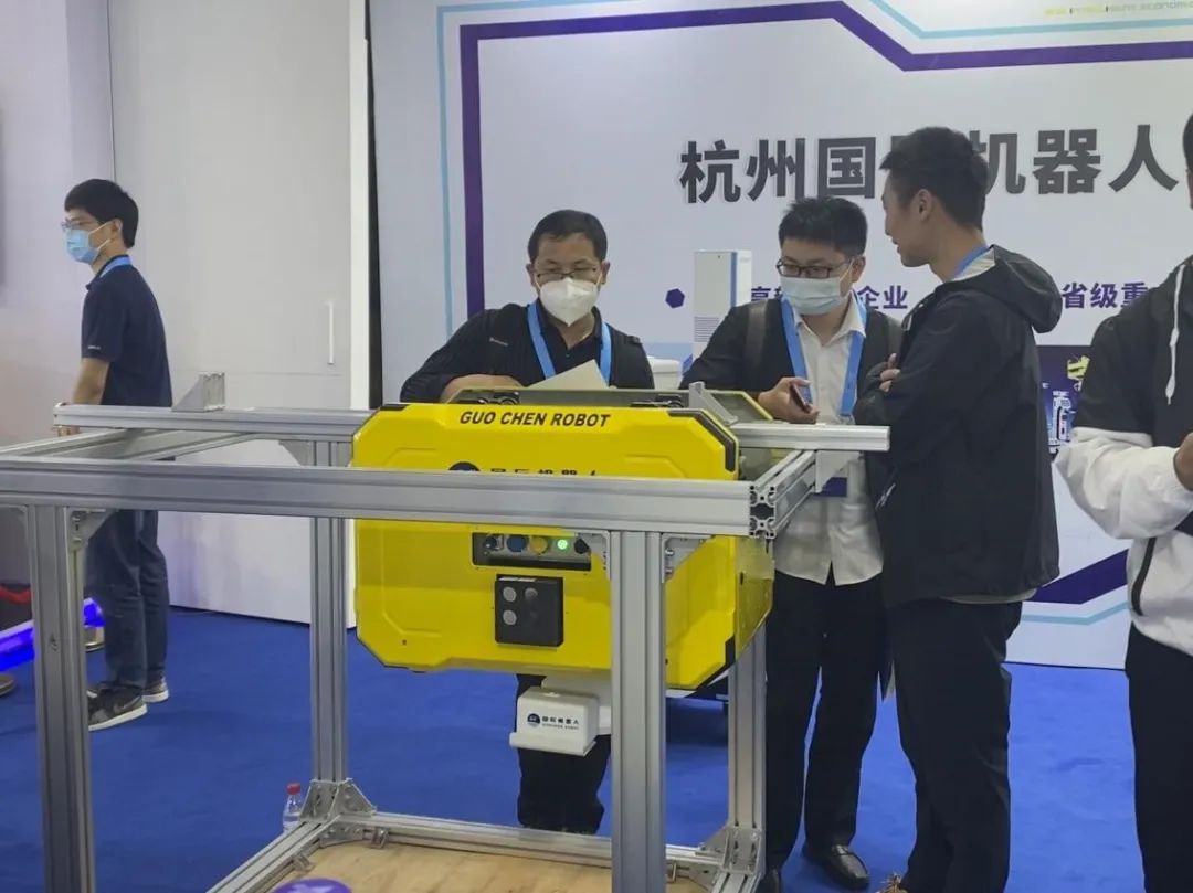 接待人員為客戶詳細(xì)介紹防爆掛軌巡檢機器人